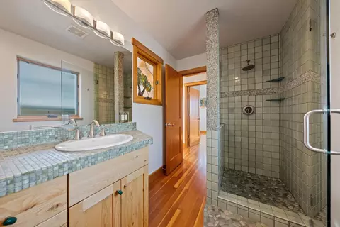 Bath - 18947 NW Squirreltail Loop, Bend, OR 97703 photo 5 of 5