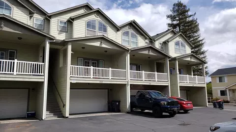 252 Hiatt Ln, Central Point, OR 97502