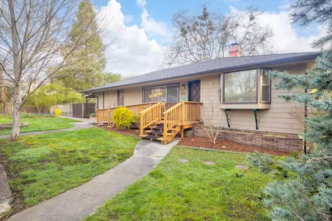 912 NW Bellevue Pl, Grants Pass, OR 97526