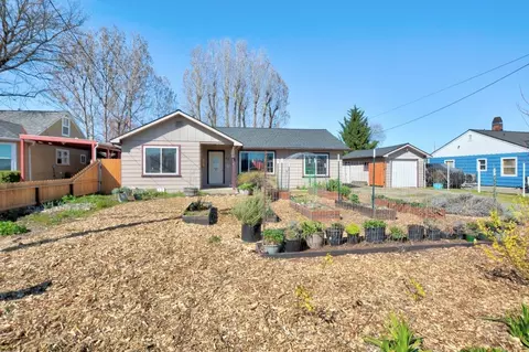 66 Clover Ln, Medford, OR 97501
