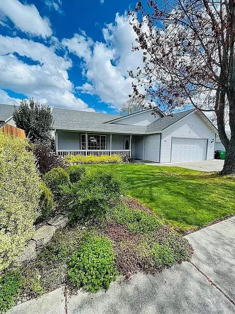 448 Phyllis Dr, Eagle Point, OR 97524 photo 1