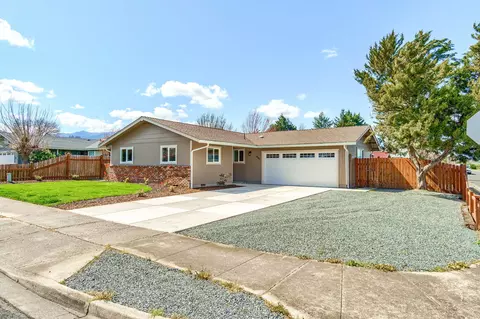 961 N Rose St, Phoenix, OR 97535
