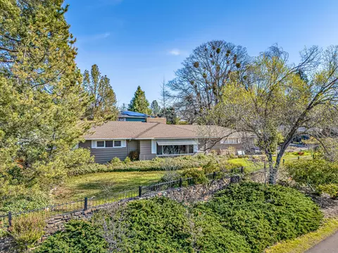 1925 Stratford Ave, Medford, OR 97504