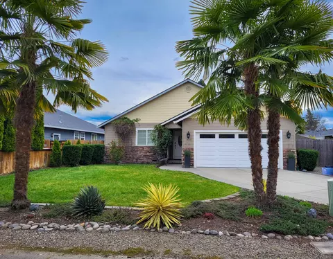828 Easy Way, Central Point, OR 97502
