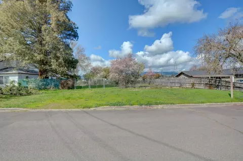 378 Clover Ln, Medford, OR 97501