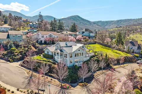 560 Sheridan St, Ashland, OR 97520