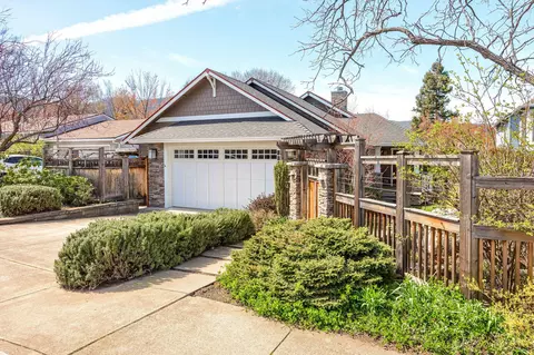 563 Fordyce St, Ashland, OR 97520