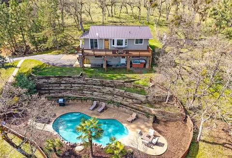 2106 Knowles Rd, Medford, OR 97501