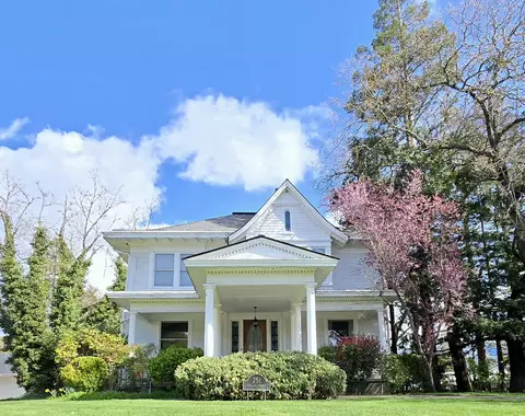 751 NW 4th St, Grants Pass, OR 97526