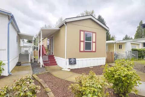 217 Kingsbury Dr, Grants Pass, OR 97526