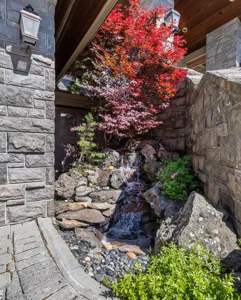 Exterior - 61704 Broken Top Dr, Bend, OR 97702 photo 9 of 10