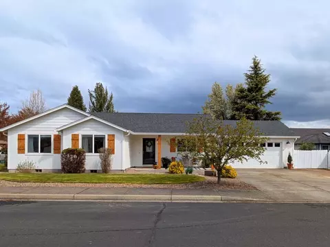 13 Raywood Ct, Eagle Point, OR 97524