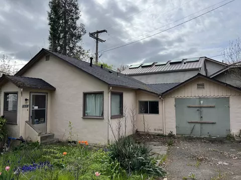 754 NW 6th St, Grants Pass, OR 97526