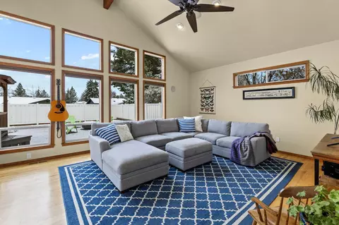 1672 NE Meadow Ln, Bend, OR 97701