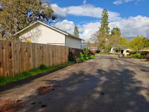 507 W 5th St, Phoenix, OR 97535 photo 47