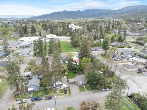 507 W 5th St, Phoenix, OR 97535 photo 41