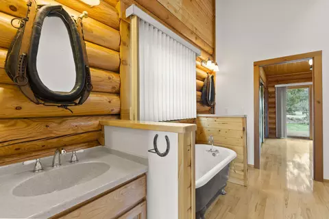 Bath - 9707 SW Willard Rd, Bend, OR 97701 photo 3 of 8