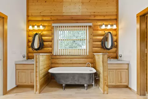 Bath - 9707 SW Willard Rd, Bend, OR 97701 photo 4 of 8