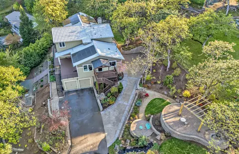 320 Coachman Dr, Jacksonville, OR 97530