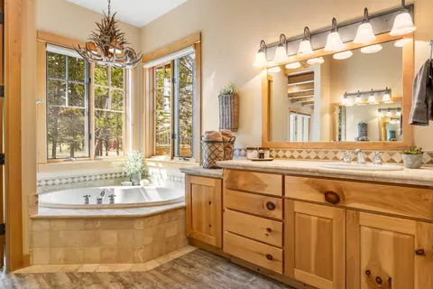 Bath - 56735 Nest Pine Dr, Bend, OR 97707 photo 3 of 10