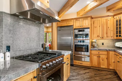 Kitchen - 56735 Nest Pine Dr, Bend, OR 97707 photo 3 of 6