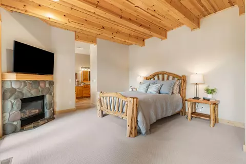 Bedroom - 56735 Nest Pine Dr, Bend, OR 97707 photo 1 of 6
