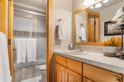 Bath - 56735 Nest Pine Dr, Bend, OR 97707 photo 8 of 10