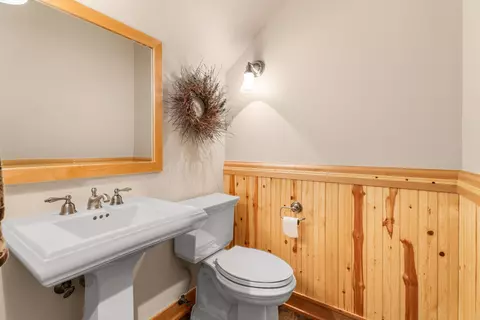 Bath - 56735 Nest Pine Dr, Bend, OR 97707 photo 5 of 10