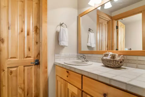 Bath - 56735 Nest Pine Dr, Bend, OR 97707 photo 9 of 10