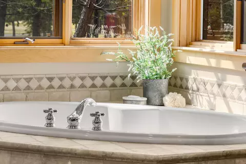 Bath - 56735 Nest Pine Dr, Bend, OR 97707 photo 4 of 10