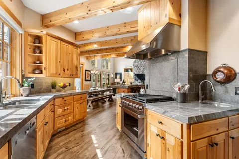 Kitchen - 56735 Nest Pine Dr, Bend, OR 97707 photo 4 of 6
