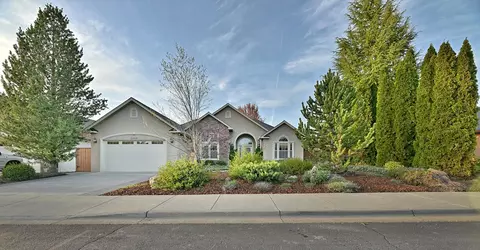 1013 Pumpkin Rdg, Eagle Point, OR 97524