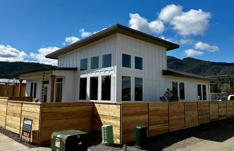 145 Village Park Dr, Ashland, OR 97520