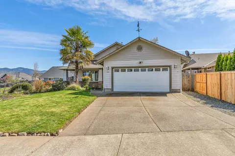 616 SE Liberty Dr, Grants Pass, OR 97527