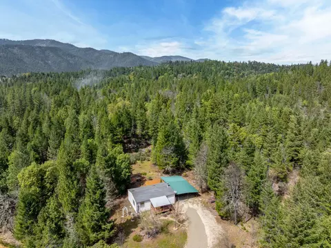 725 Draper Valley Rd, Selma, OR 97538