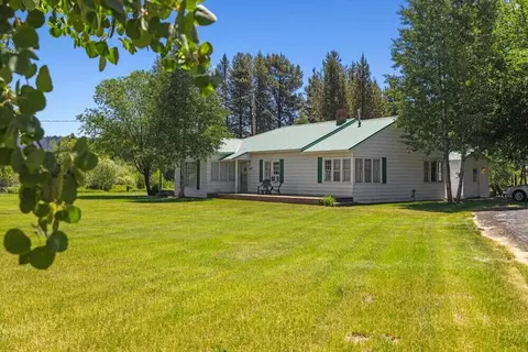 52210 Highway 62 Hwy, Fort Klamath, OR 97626