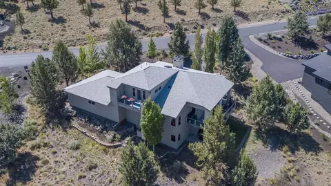 893 Highland View Loop, Redmond, OR 97756