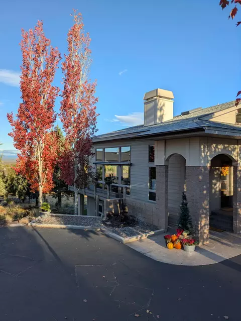 893 Highland View Loop, Redmond, OR 97756