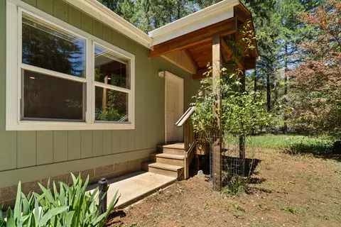 543 Pinewood Way, Cave Junction, OR 97523