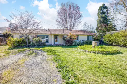 1128 SE Rogue Dr, Grants Pass, OR 97526