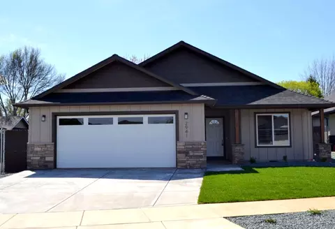 2941 Naples Dr, Grants Pass, OR 97527