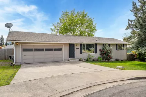 1015 NE Primrose Pl, Grants Pass, OR 97526
