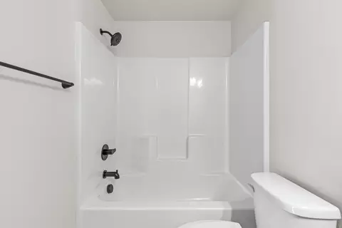 Bath - 656 Andrea Way, Eagle Point, OR 97524 photo 3 of 3