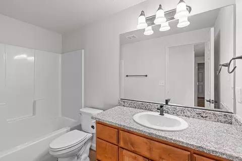 Bath - 656 Andrea Way, Eagle Point, OR 97524 photo 2 of 3