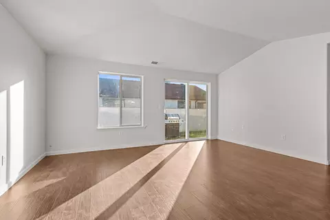 Living - 656 Andrea Way, Eagle Point, OR 97524 photo 1 of 3
