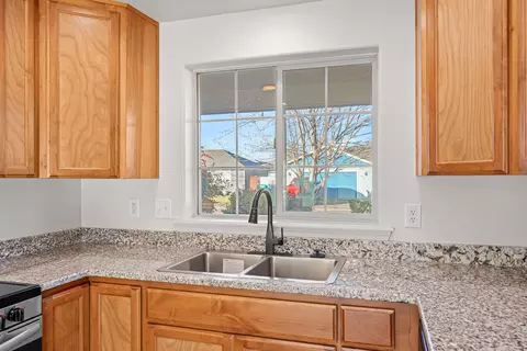 Kitchen - 656 Andrea Way, Eagle Point, OR 97524 photo 4 of 4