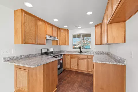 Kitchen - 656 Andrea Way, Eagle Point, OR 97524 photo 2 of 4