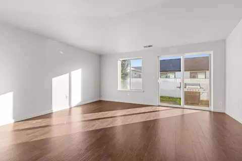Living - 656 Andrea Way, Eagle Point, OR 97524 photo 2 of 3