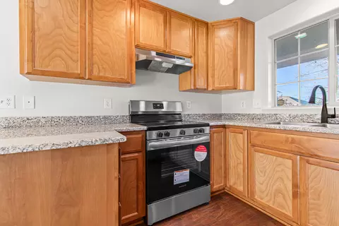 Kitchen - 656 Andrea Way, Eagle Point, OR 97524 photo 3 of 4