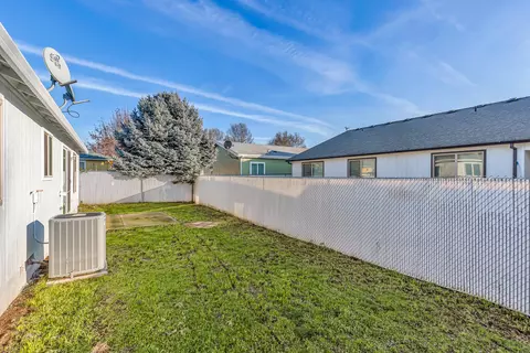 Exterior - 656 Andrea Way, Eagle Point, OR 97524 photo 6 of 9